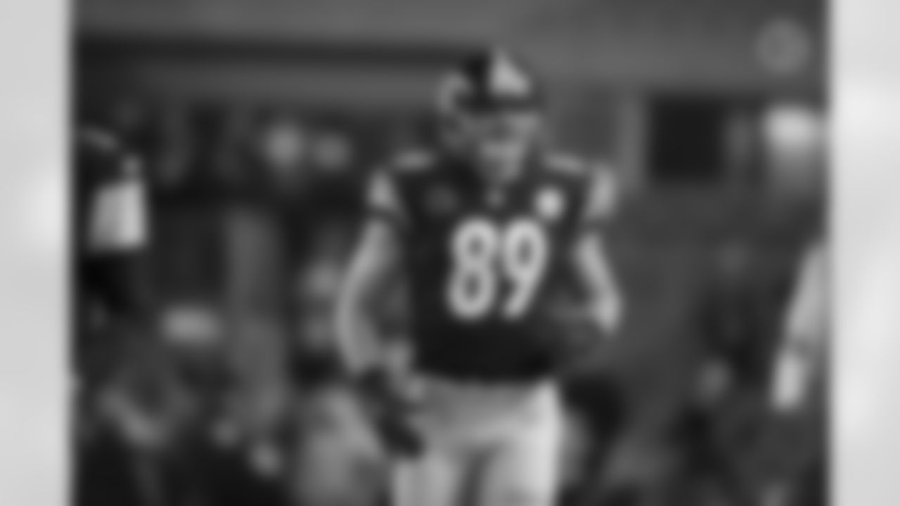 Pittsburgh Steelers tight end Vance McDonald (89) retires