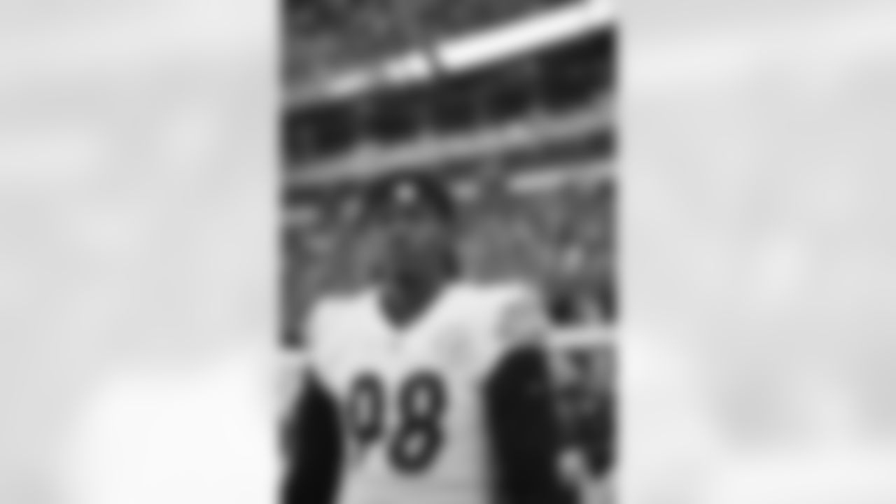Pittsburgh Steelers defensive lineman Taco Charlton (98) during a regular season game between the Pittsburgh Steelers and the Cleveland Browns, Sunday, Oct. 31, 2021 in Cleveland, OH. The Steelers beat the Browns 15-10. (Taylor Ollason / Pittsburgh Steelers)