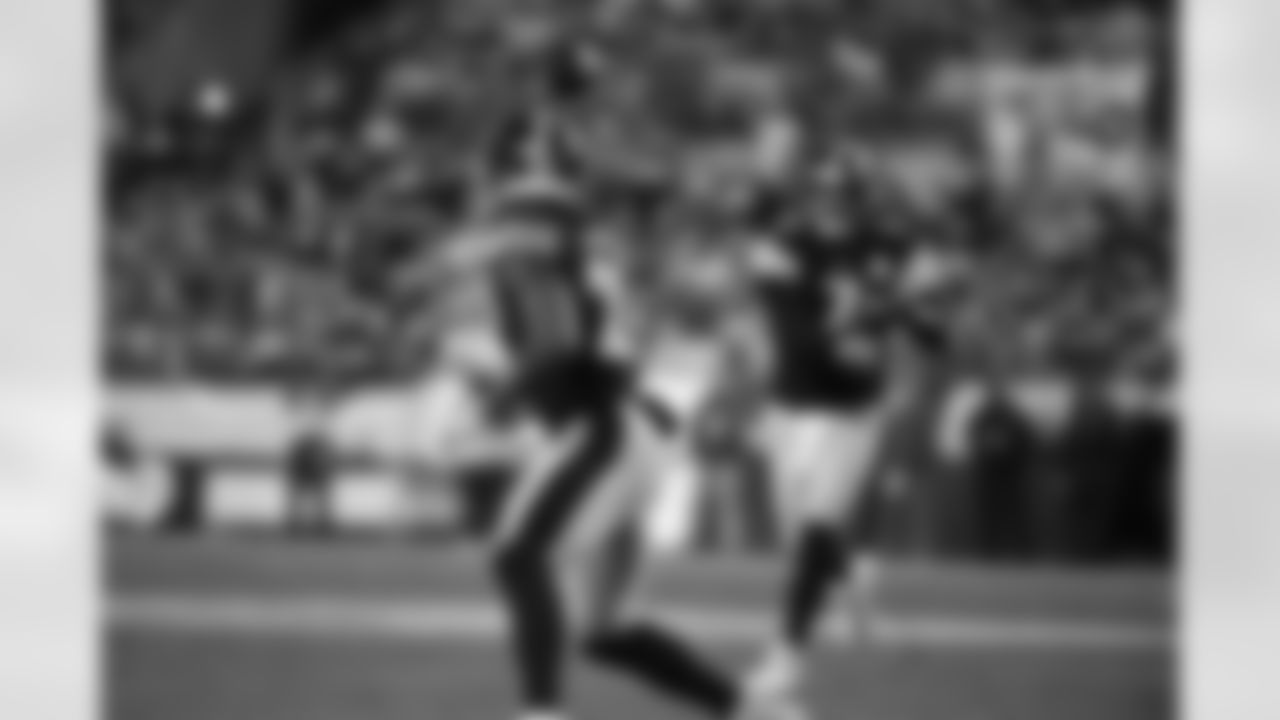 Pittsburgh Steelers running back Najee Harris (22) and Pittsburgh Steelers quarterback Ben Roethlisberger (7) during a regular season game between the Pittsburgh Steelers and the Seattle Seahawks, Sunday, Oct. 17, 2021 in Pittsburgh, PA. (Caitlyn Epes / Pittsburgh Steelers)