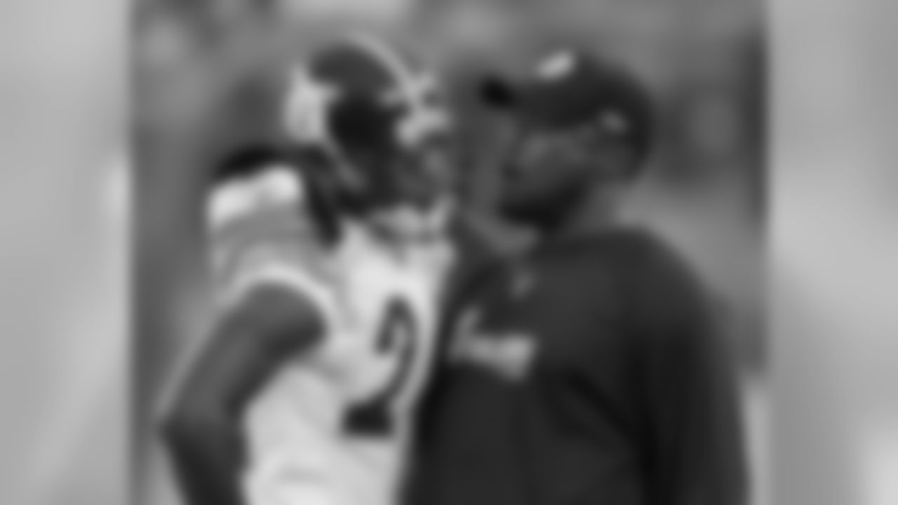 Pittsburgh Steelers head coach Mike Tomlin talks to Ike Taylor (24) after he was ejected from the game for fighting with New York Giants' Hakeem Nicks during a preseason NFL football game at New Meadowlands Stadium in East Rutherford, N.J., Saturday, Aug. 21, 2010. (AP Photo/Peter Morgan)
