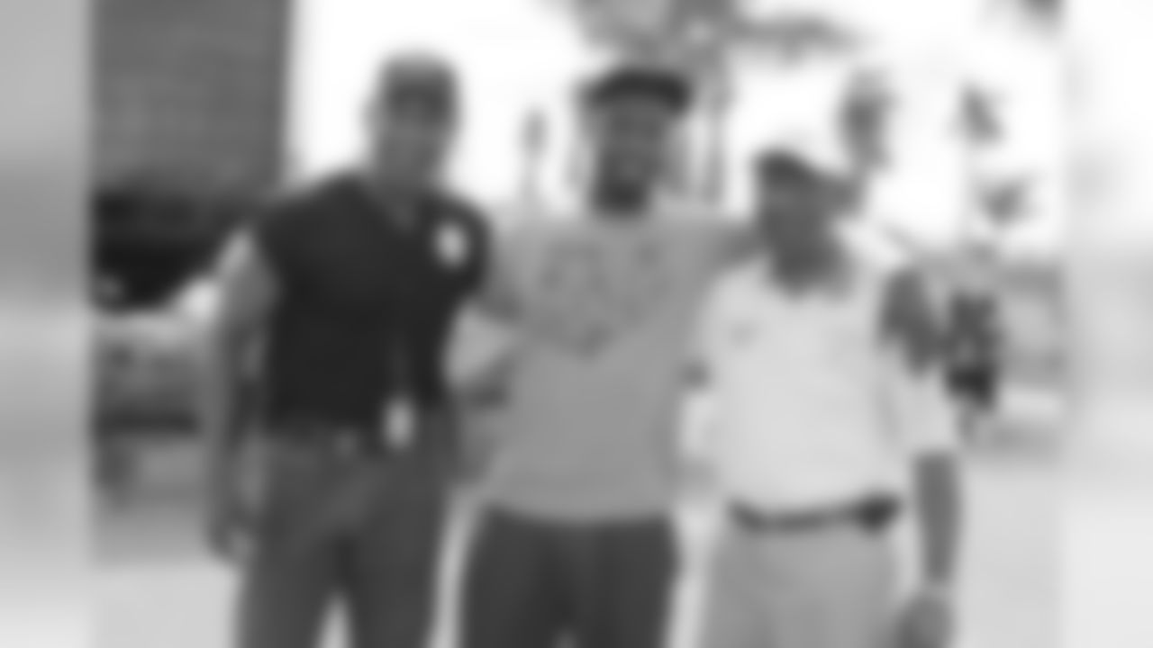 09_Holmes_Thanksgiving_TurkeyGiveaway