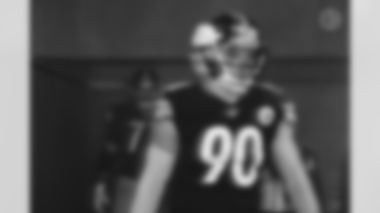Pittsburgh Steelers linebacker T.J. Watt (90) during a regular season game between the Pittsburgh Steelers and the Tennessee Titans, Sunday, Dec. 19, 2021 in Pittsburgh, PA. The Steelers beat the Titans 19-13. (Caitlyn Epes / Pittsburgh Steelers)