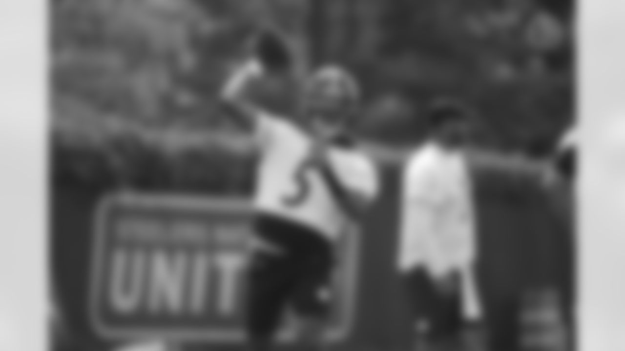 Pittsburgh Steelers quarterback Joshua Dobbs (5) participates in the Organized Team Activities (OTAs), Tuesday June 1, 2021 at the UPMC Rooney Sports Complex. (Caitlyn Epes / Pittsburgh Steelers)