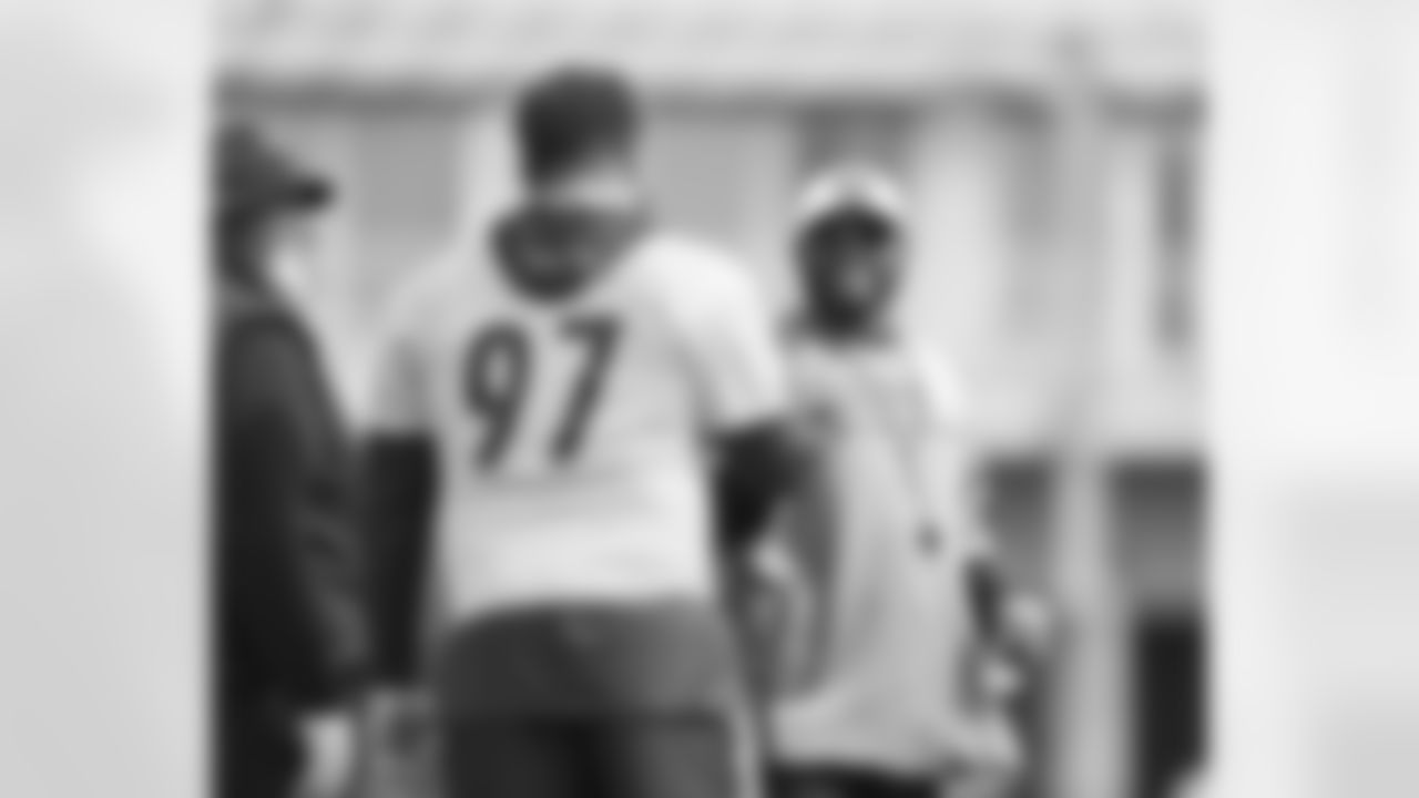 Pittsburgh Steelers head coach Mike Tomlin and Pittsburgh Steelers defensive tackle Cameron Heyward (97) participate in the Organized Team Activities (OTAs), Tuesday May 23, 2023 at the UPMC Rooney Sports Complex. (Karl Roser / Pittsburgh Steelers)