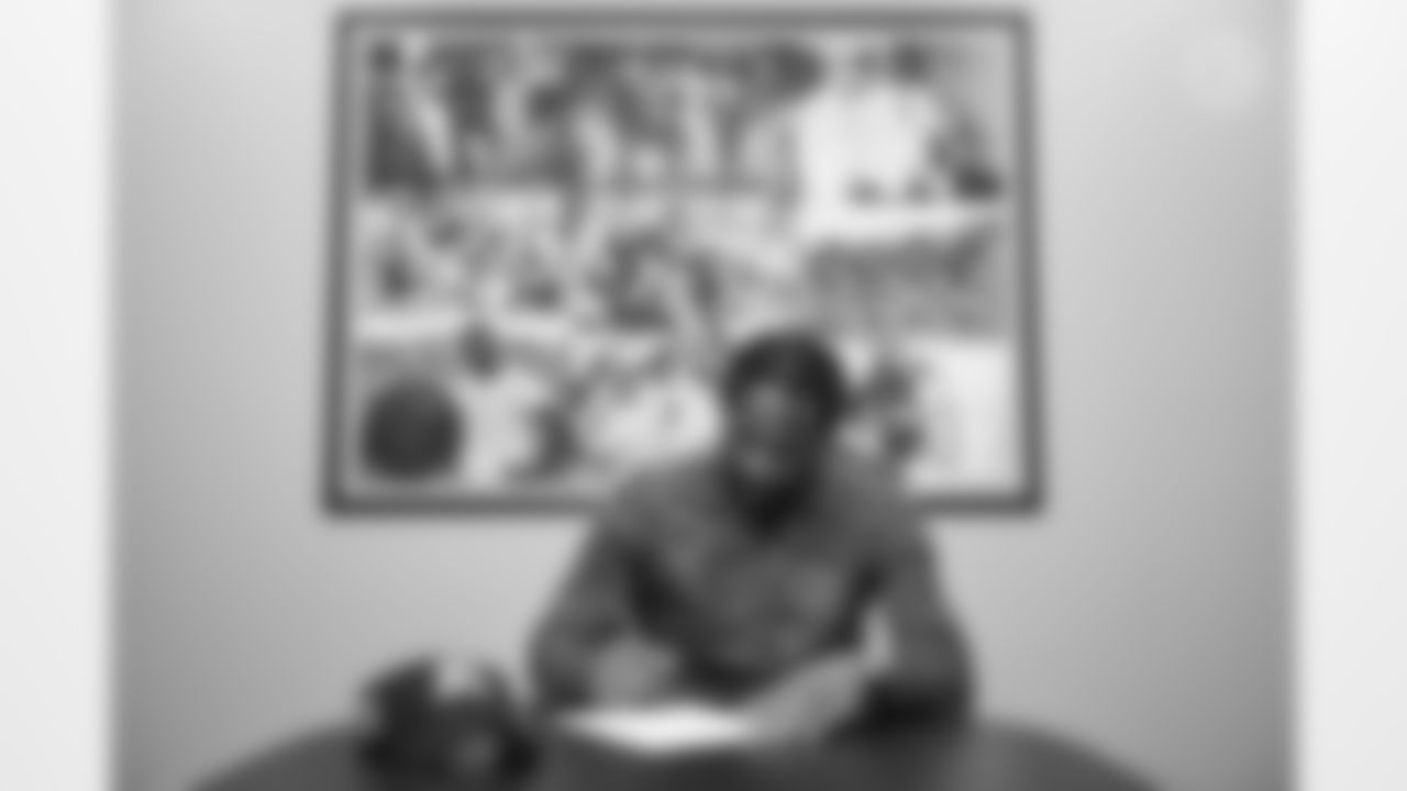 Patrick Peterson signs a contract with the Pittsburgh Steelers at the UPMC Rooney Sports Complex Thursday, March 16, 2023 in Pittsburgh, PA. (Abigail Dean / Pittsburgh Steelers)
