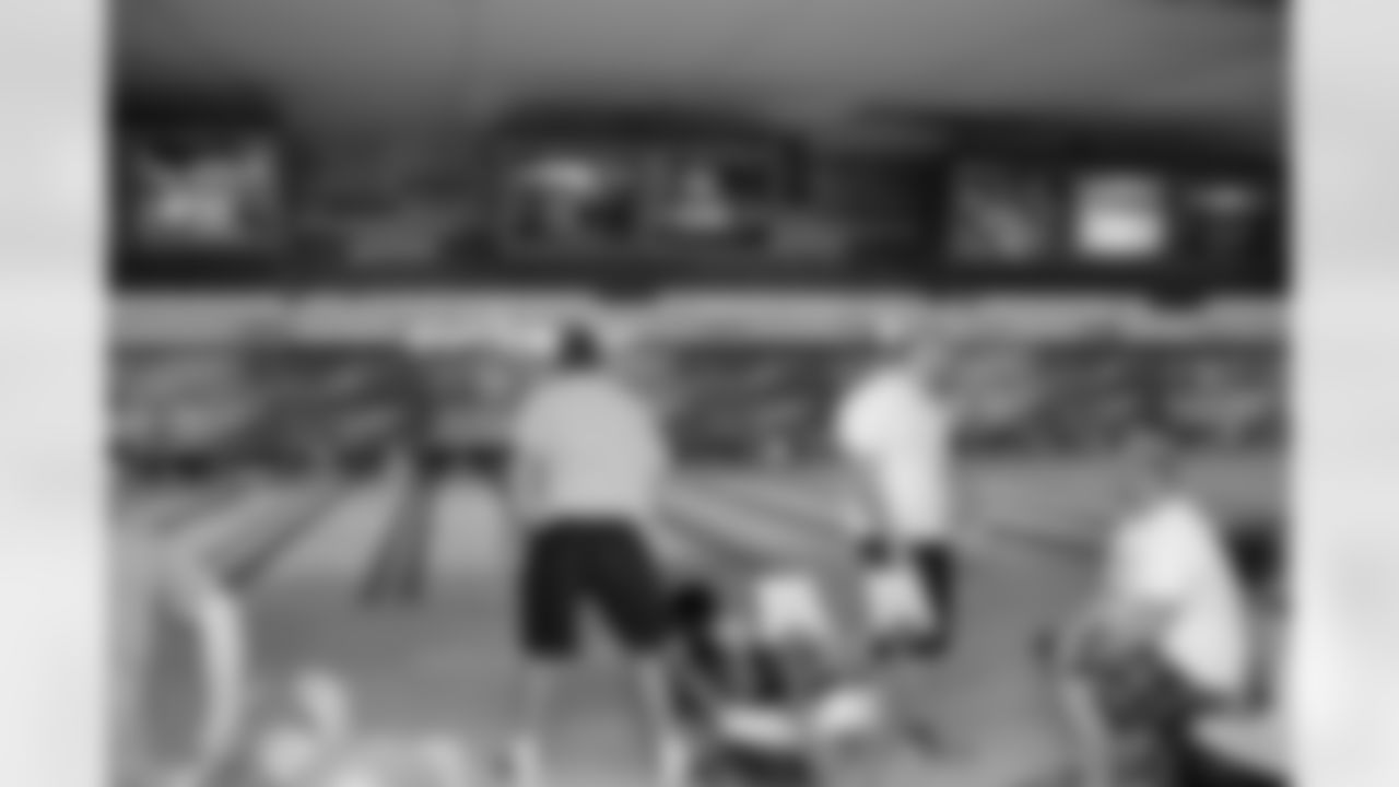 2010_steelers_team_bowling_001
