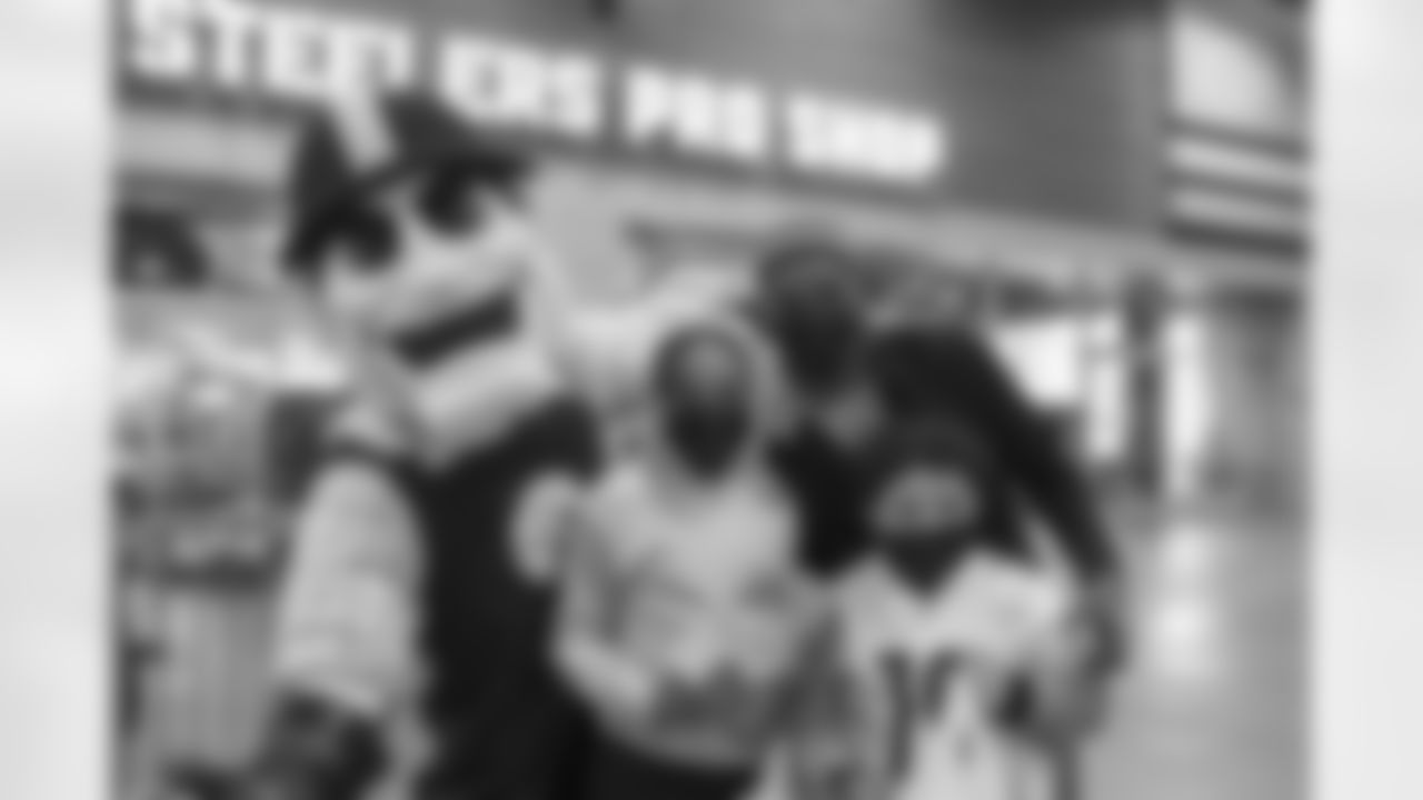 The Steelers are working with Convoy of Hope for a distribution of food and necessities for area families at Heinz Field, Saturday, May 1, 2021 in Pittsburgh, PA. (Brad Oskowski / Pittsburgh Steelers)