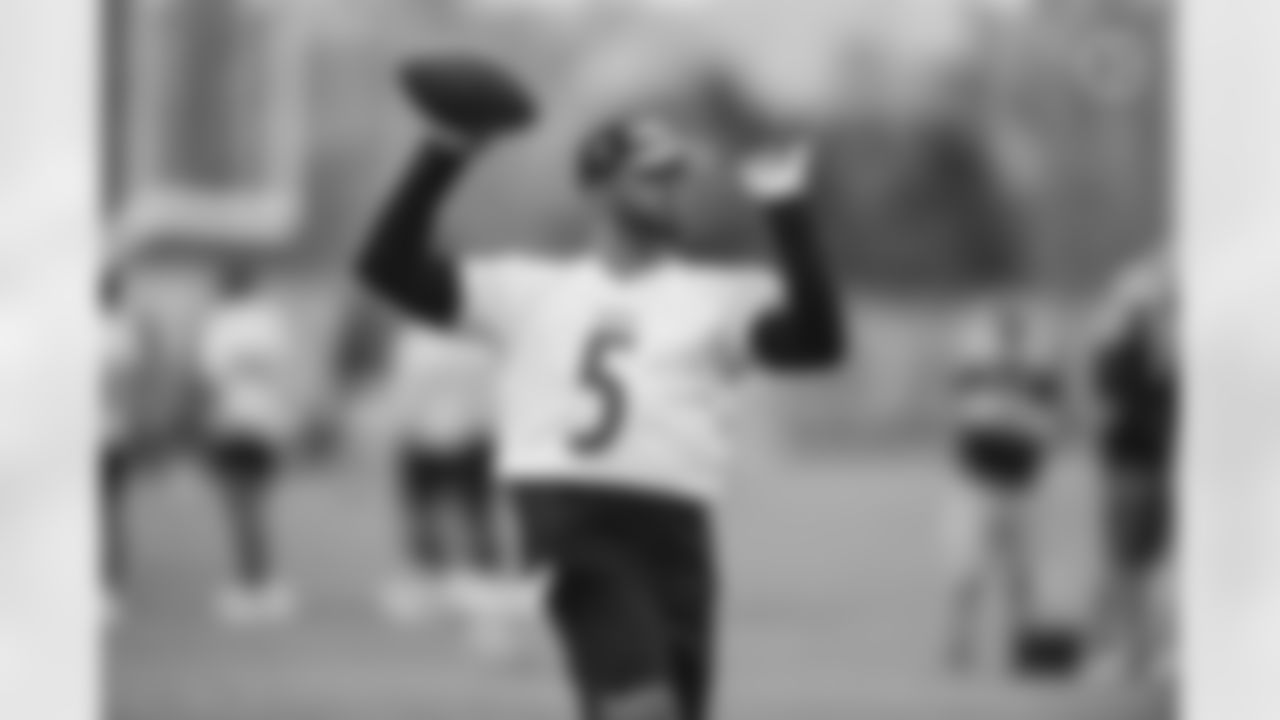 Pittsburgh Steelers quarterback Chris Oladokun (5) practices at the UPMC Rooney Sports Complex during rookie minicamp, Friday, May 13, 2022 in Pittsburgh, PA. (Karl Roser / Pittsburgh Steelers)