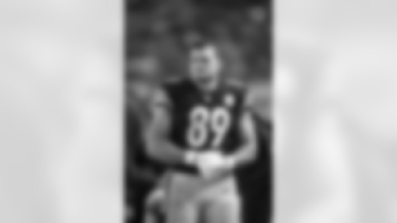Pittsburgh Steelers tight end Vance McDonald (89) retires