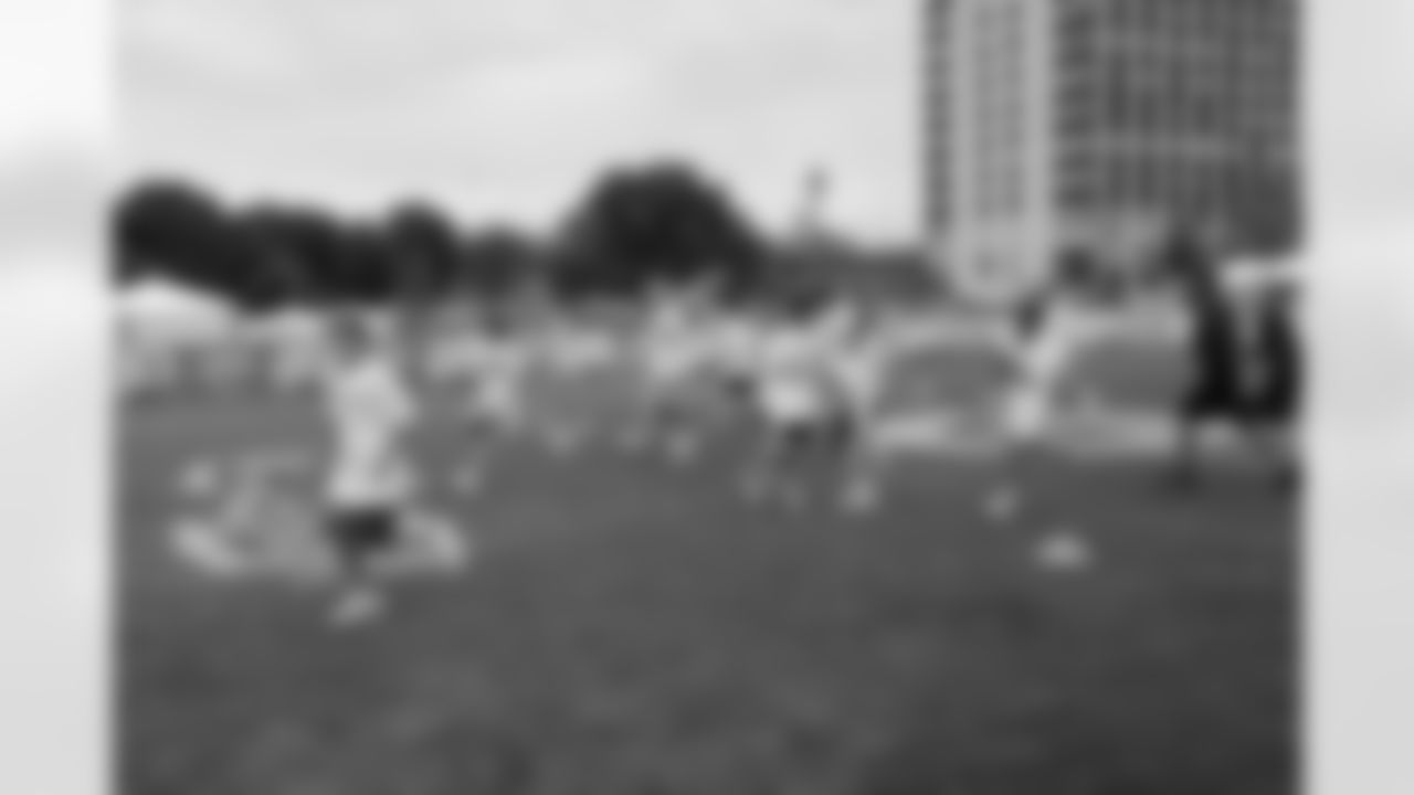 09_NFL_Clinic_Fans