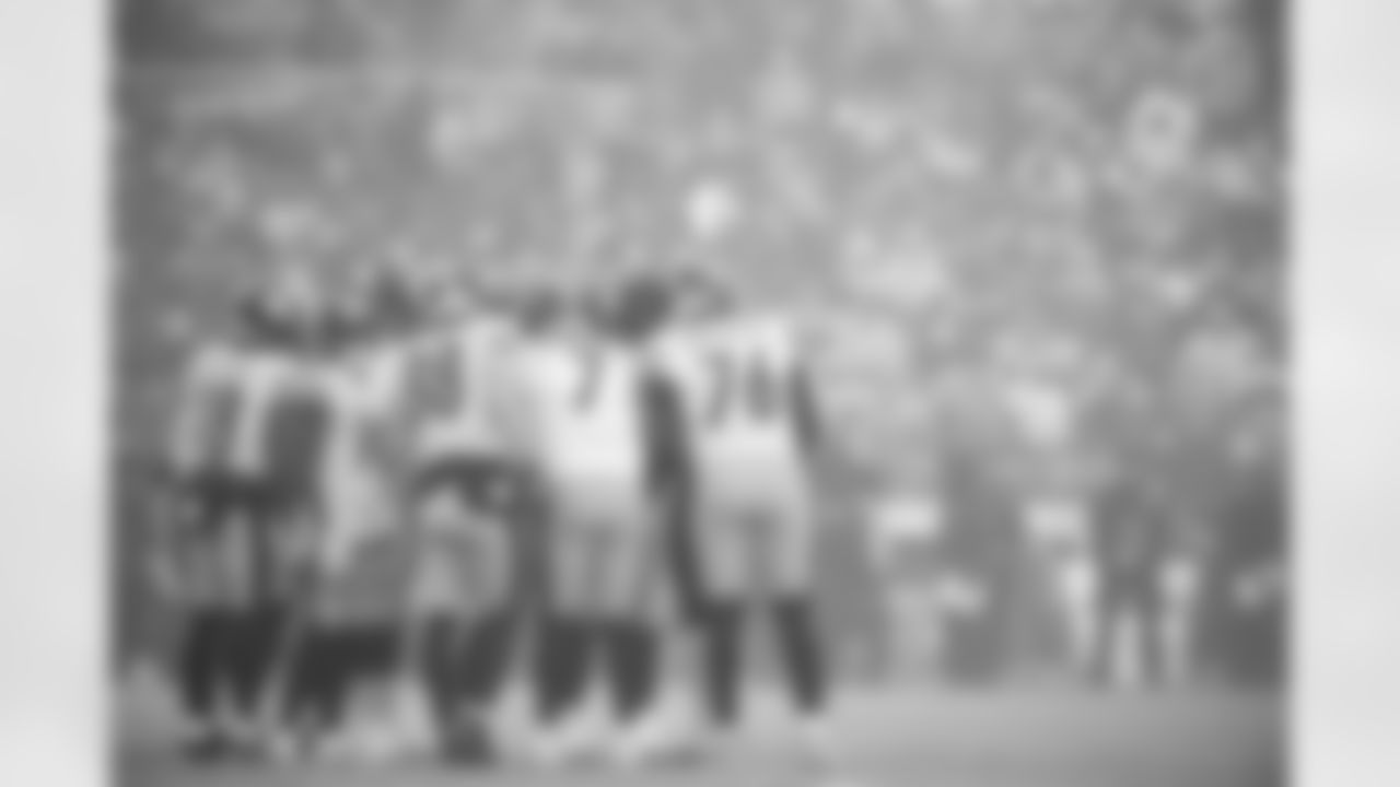 The Pittsburgh Steelers huddle on the field during a regular season game between the Pittsburgh Steelers and the Baltimore Ravens, Sunday, Jan. 9, 2022 in Baltimore, MD. The Steelers beat the Ravens 16-13 in OT. (Caitlyn Epes / Pittsburgh Steelers)