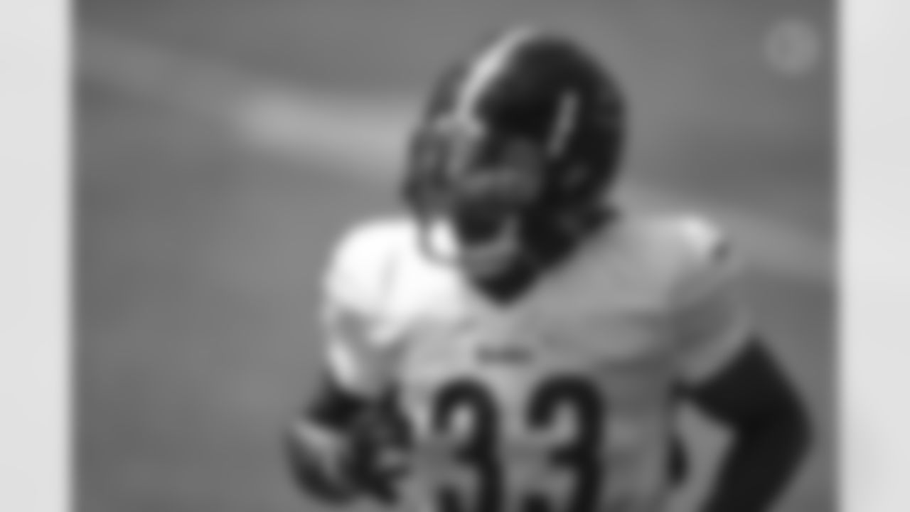 Pittsburgh Steelers running back Trey Edmunds (33) trains at Heinz Field during the Steelers 2020 Training Camp, Sunday, Aug. 21, 2022 in Pittsburgh, PA. (Caitlyn Epes / Pittsburgh Steelers)