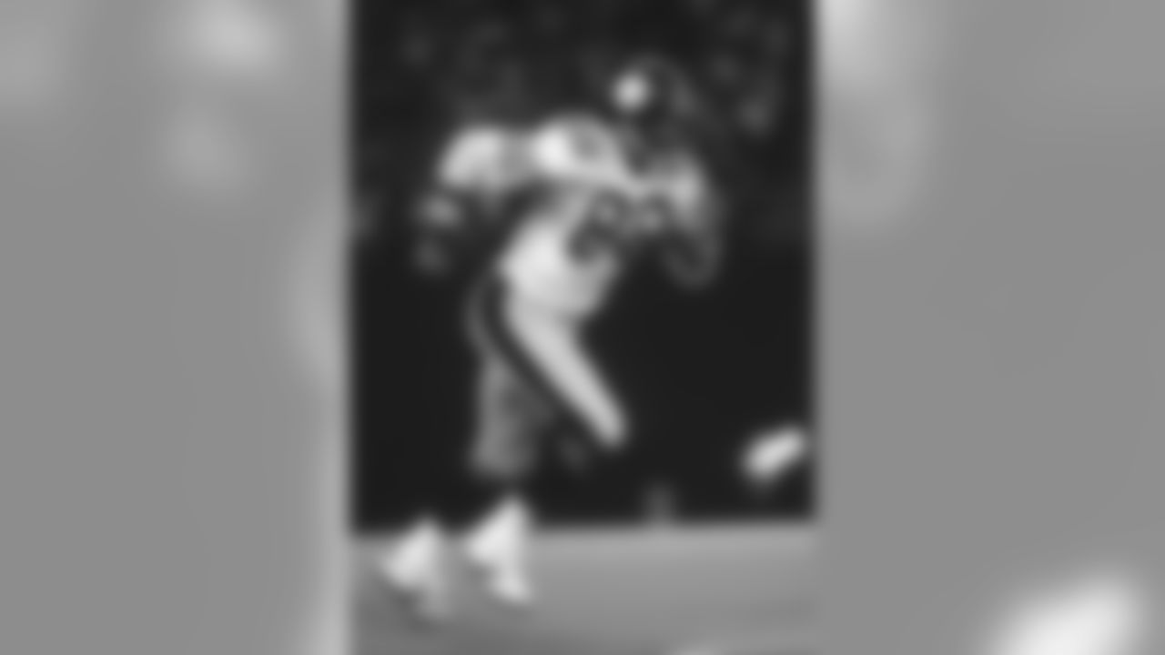 1974 LYNN SWANN: Quality over quantity might be the simplest way to characterize Swanns career. His 907 receiving yards in 16 playoff games is more than he ever amassed over a whole regular season, and he also averaged 18.9 yards per catch in the postseason to go along with nine touchdowns. In 1975, Swann led the NFL with 11 touchdown receptions on only 49 catches, and then he capped that season by being voted the MVP of Super Bowl X. Hall of Fame, Class of 2001. Four Super Bowl rings.