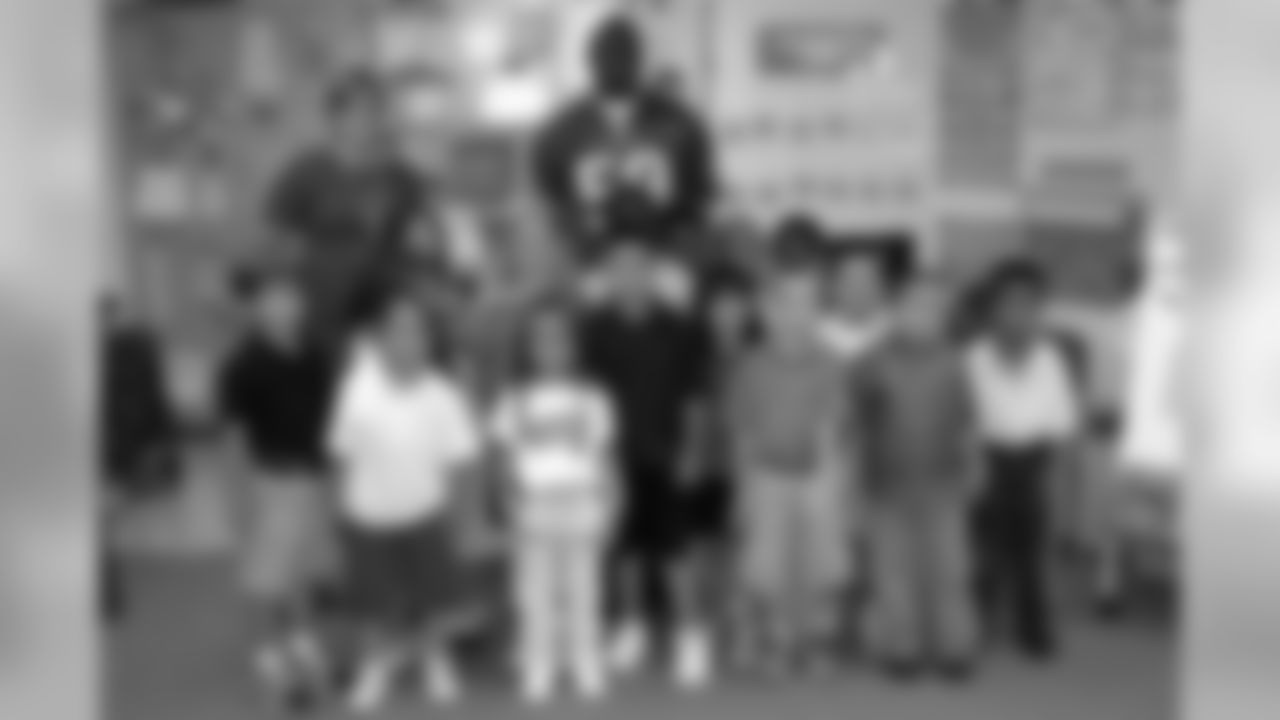 Ryans and the class get a group photo together.