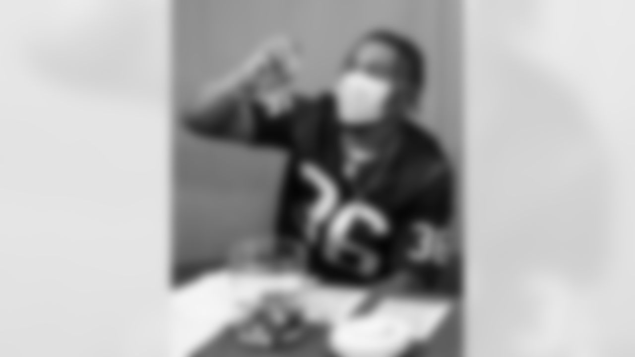 2k22-0655-FG-6336_Texans Bingo PlayerToro visit