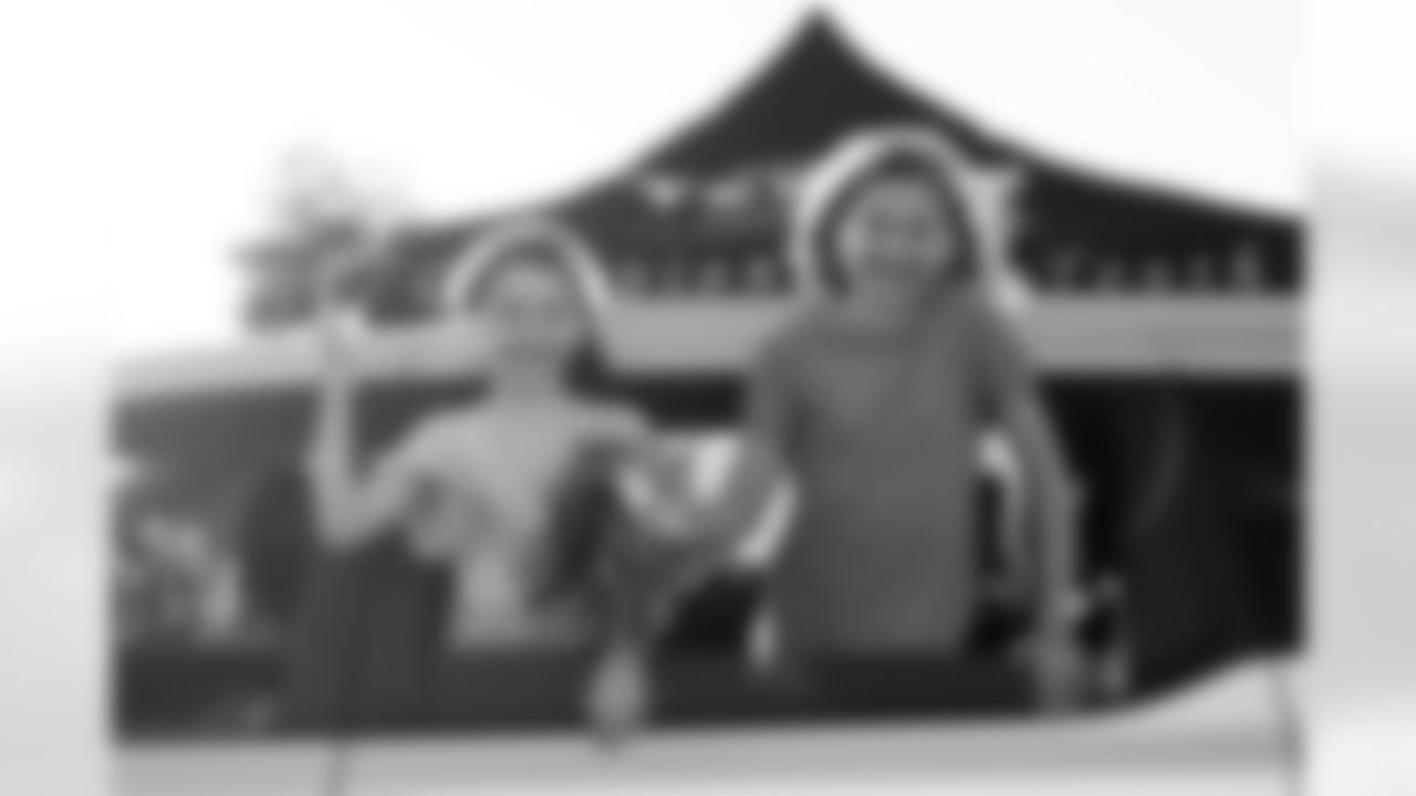 0042_TexansUSOThanksgiving_111920_MCW