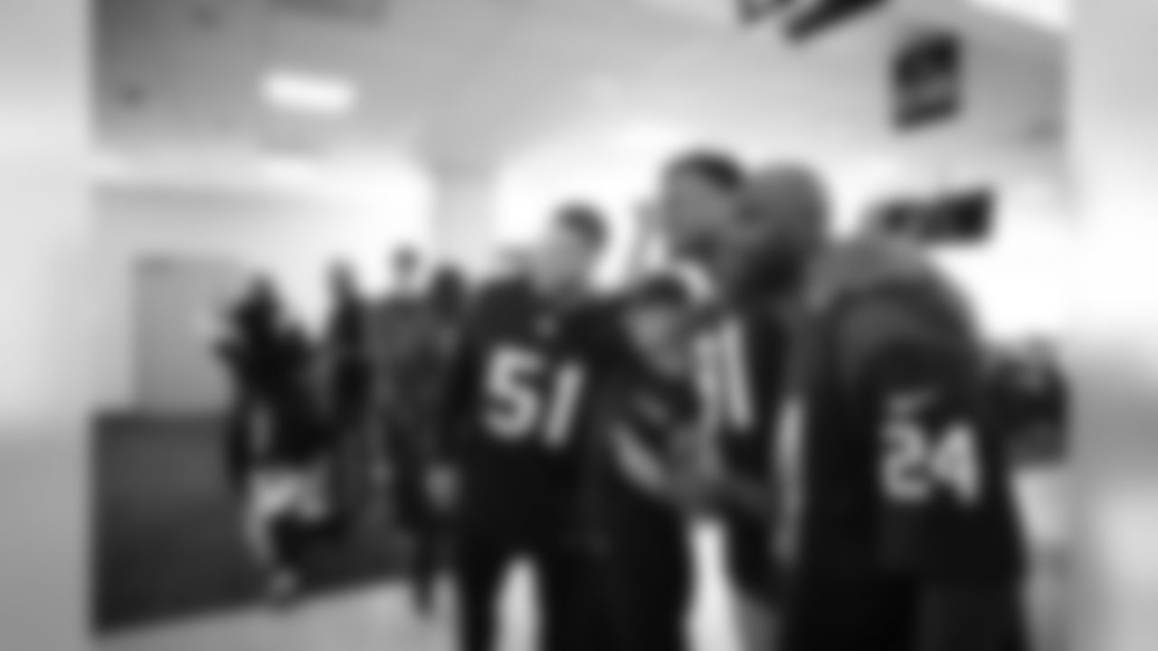 An image from the March 21, 2019 corporate development event at IAH in which Texans players, cheerleaders and TORO visited United Airlines workers and participated in airline operational activities.