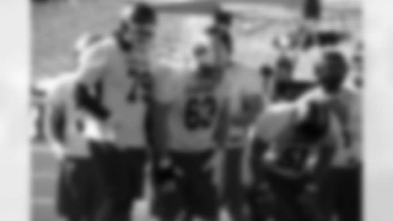 Offensive linemen Phil Loadholt of Oklahoma (79), Kraig Urbik of Wisconsin and Alex Mack of Cal