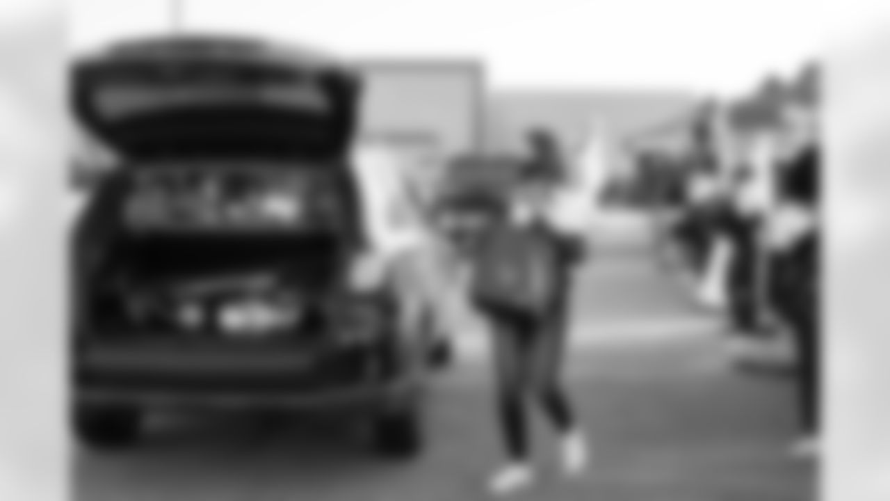 0050_TexansUSOThanksgiving_111920_MCW