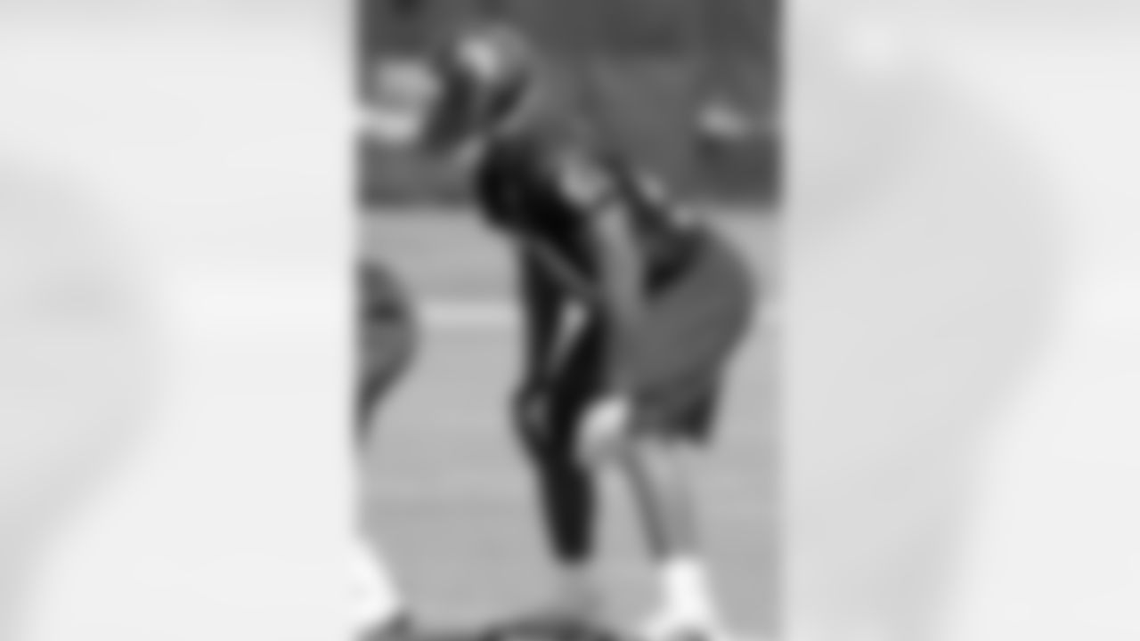 Linebacker Darryl Sharpton