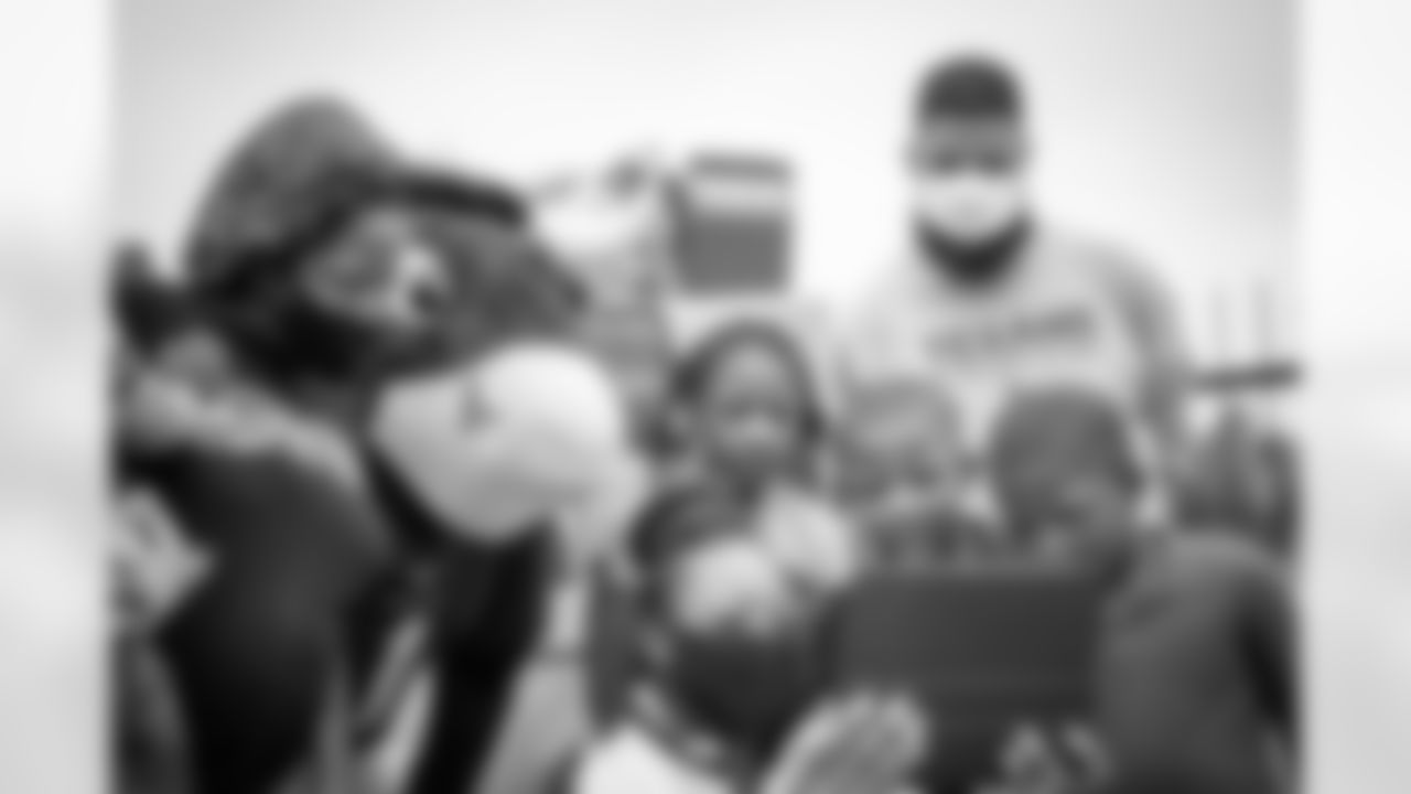 An image from the Nov. 23, 2020 Justin Reid Thanksgiving Community Development event at Kashmere High School in Houston, TX.
