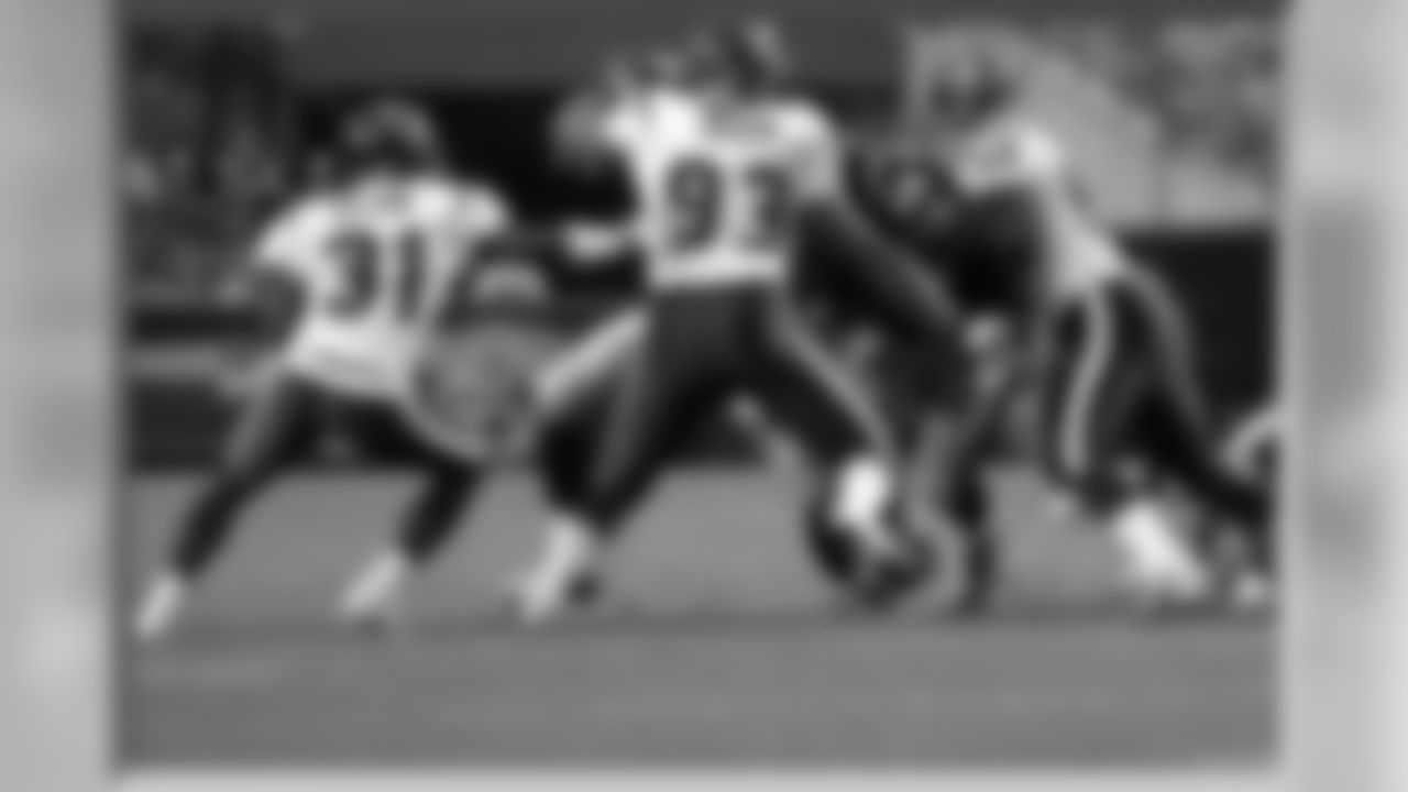 Kailee Wong tries to take down Jerome Bettis.