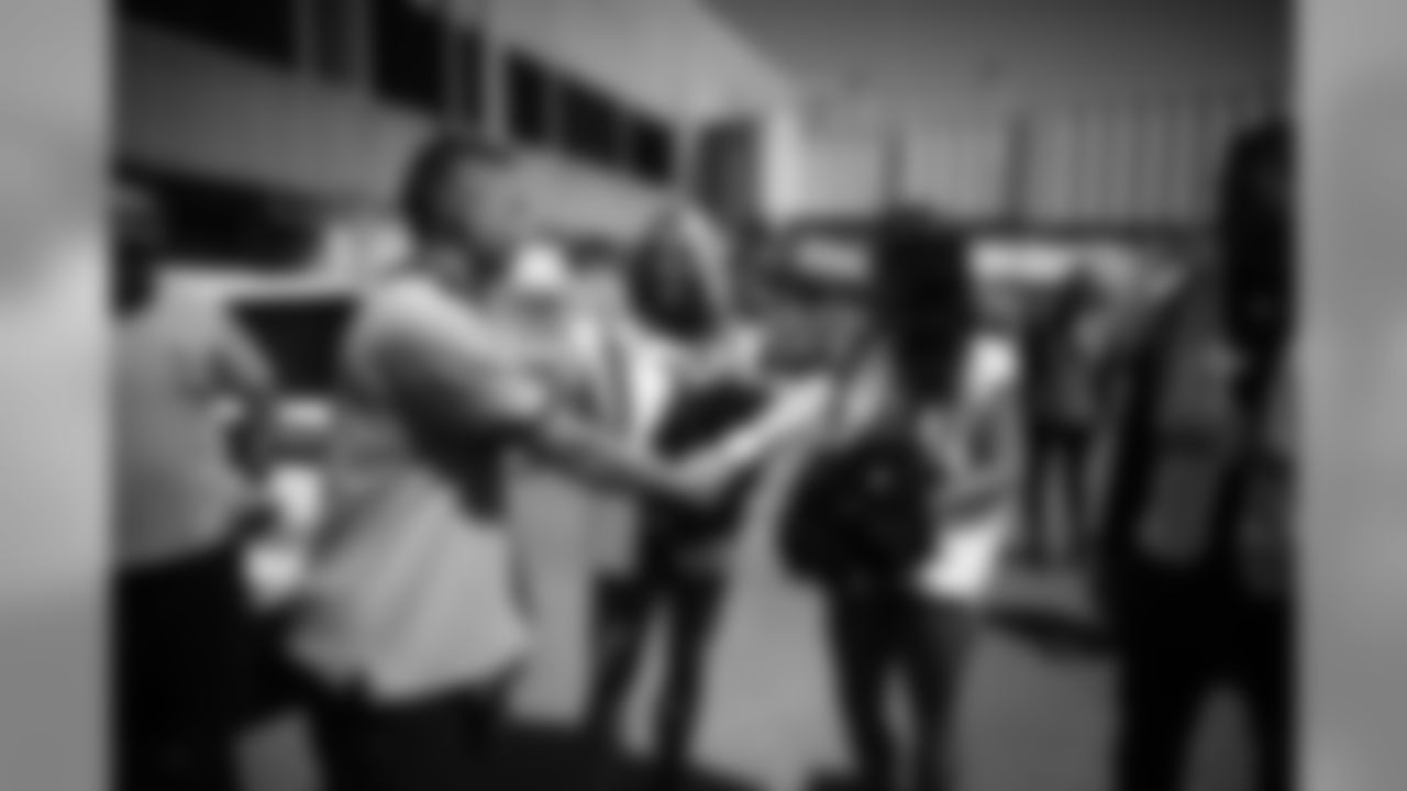 An image from the March 21, 2019 corporate development event at IAH in which Texans players, cheerleaders and TORO visited United Airlines workers and participated in airline operational activities.