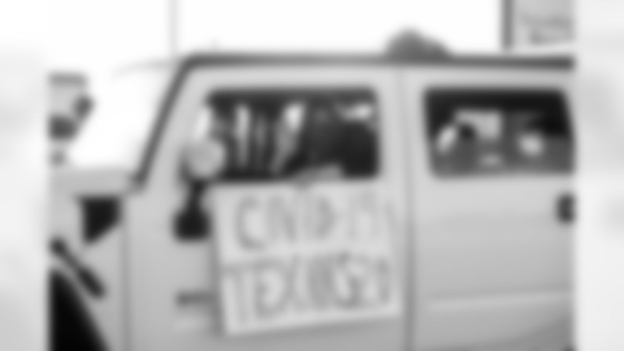 0052_TexansUSOThanksgiving_111920_MCW