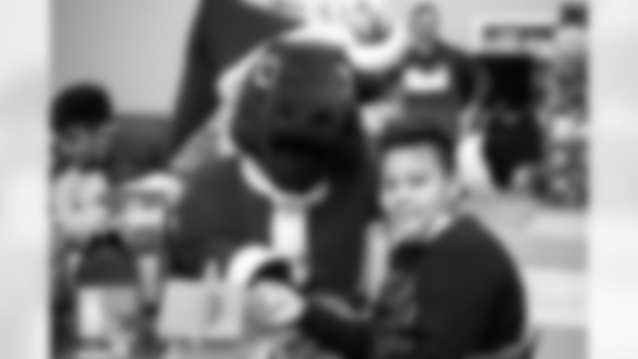 An image from Tyrod Taylor's holiday event in Houston, TX on Dec. 21, 2021.