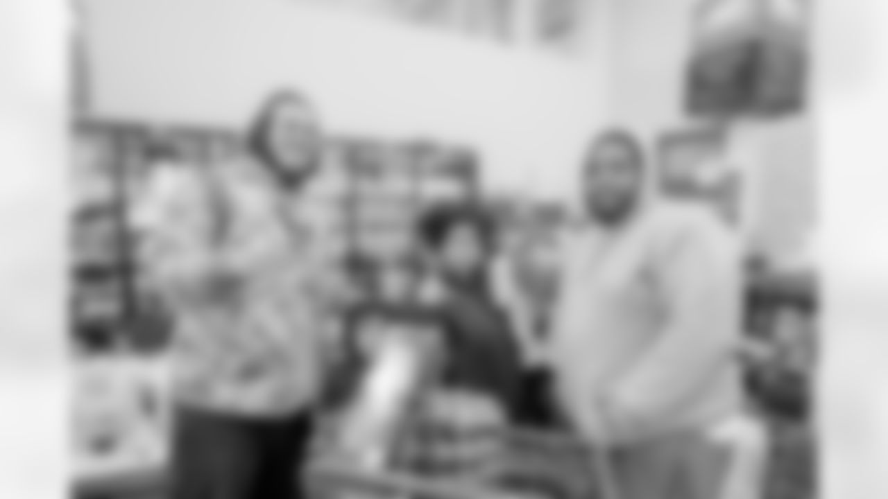 2022_1121_CorporateDevelopment_TexansThanksgivingHEB_0017
