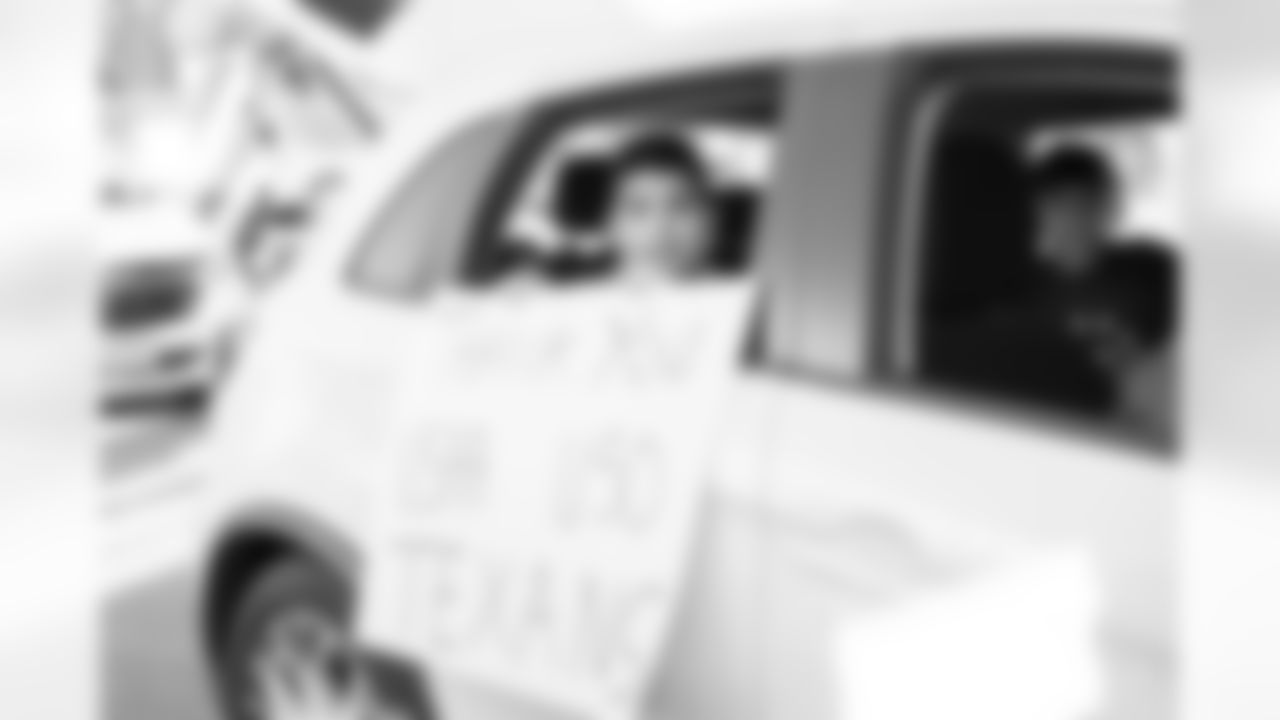 0019_TexansUSOThanksgiving_111920_MCW