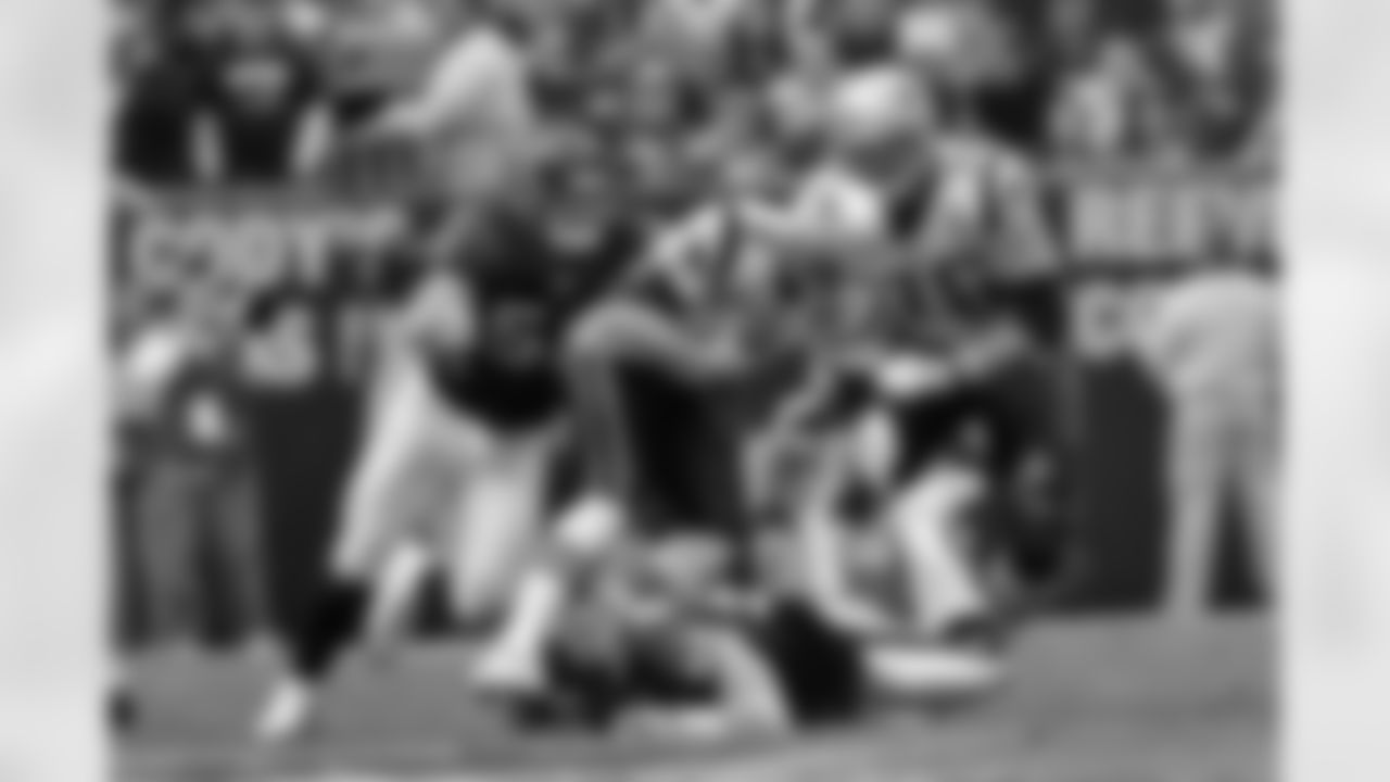 Cushing, Barwin sack Patriots-Texans_MW_0813