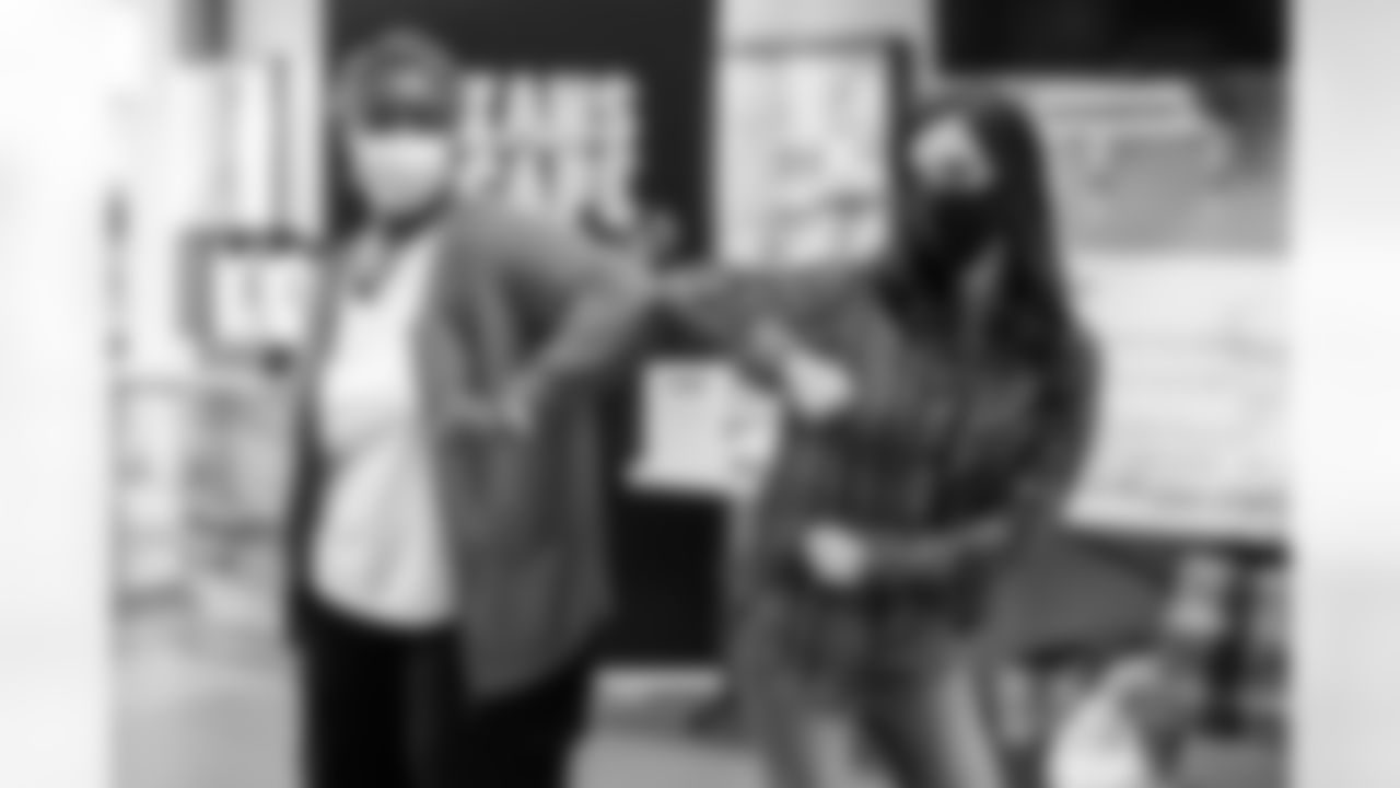 0067_LadyTexans-WomensShelter_110520_MCW