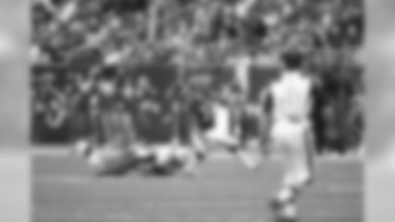 Foster breaks tackle_H1K2153