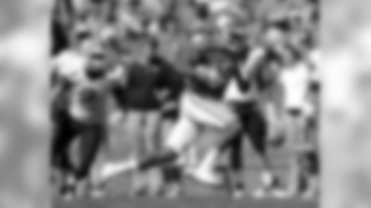 Clemson wide receiver DeAndre Hopkins rushes upfield during an NCAA college football game against North Carolina, Saturday, Oct. 22, 2011, at Memorial Stadium in Clemson, S.C. Clemson won 59-38. (AP Photo/ Richard Shiro)