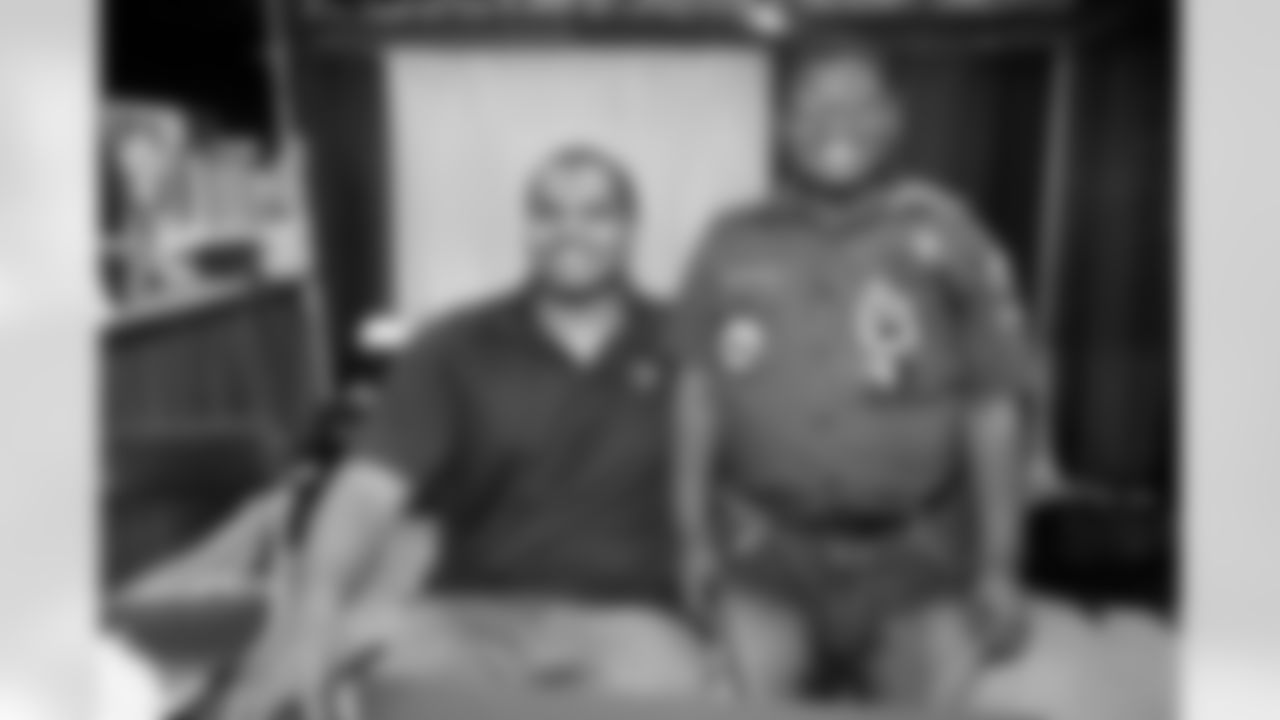 Pitts visits Boy Scouts fair