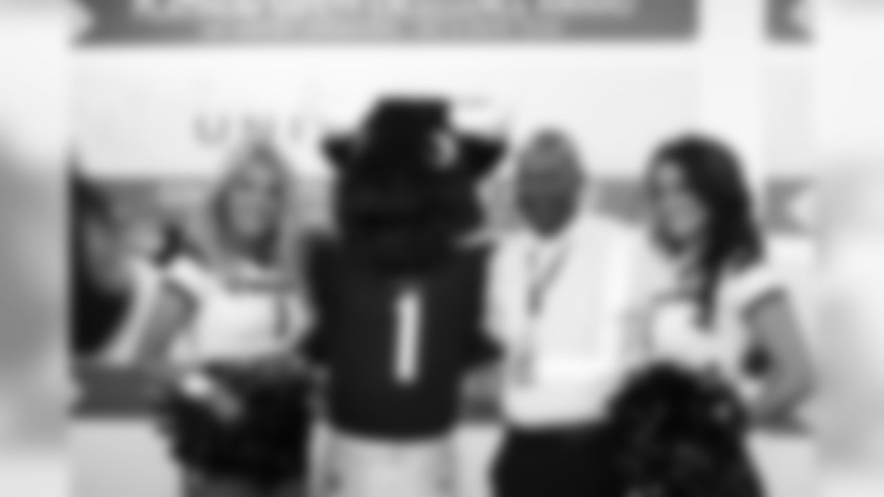 An image from the March 21, 2019 corporate development event at IAH in which Texans players, cheerleaders and TORO visited United Airlines workers and participated in airline operational activities.