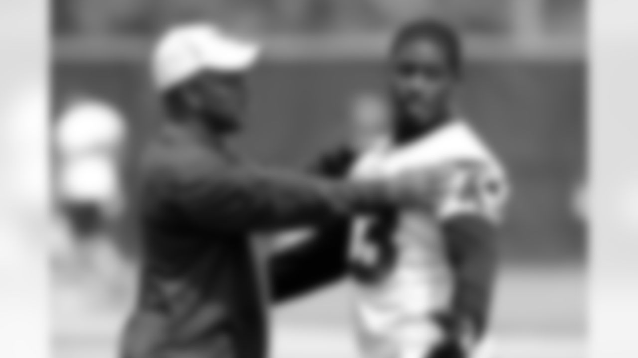 Running backs coach Chick Harris imparts some wisdom on rookie running back Ben Tate.