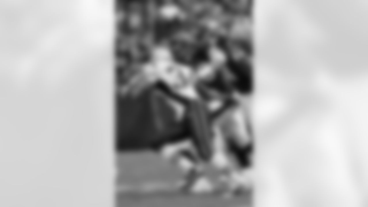 Barwin tackle Patriots-Texans_MW_0437