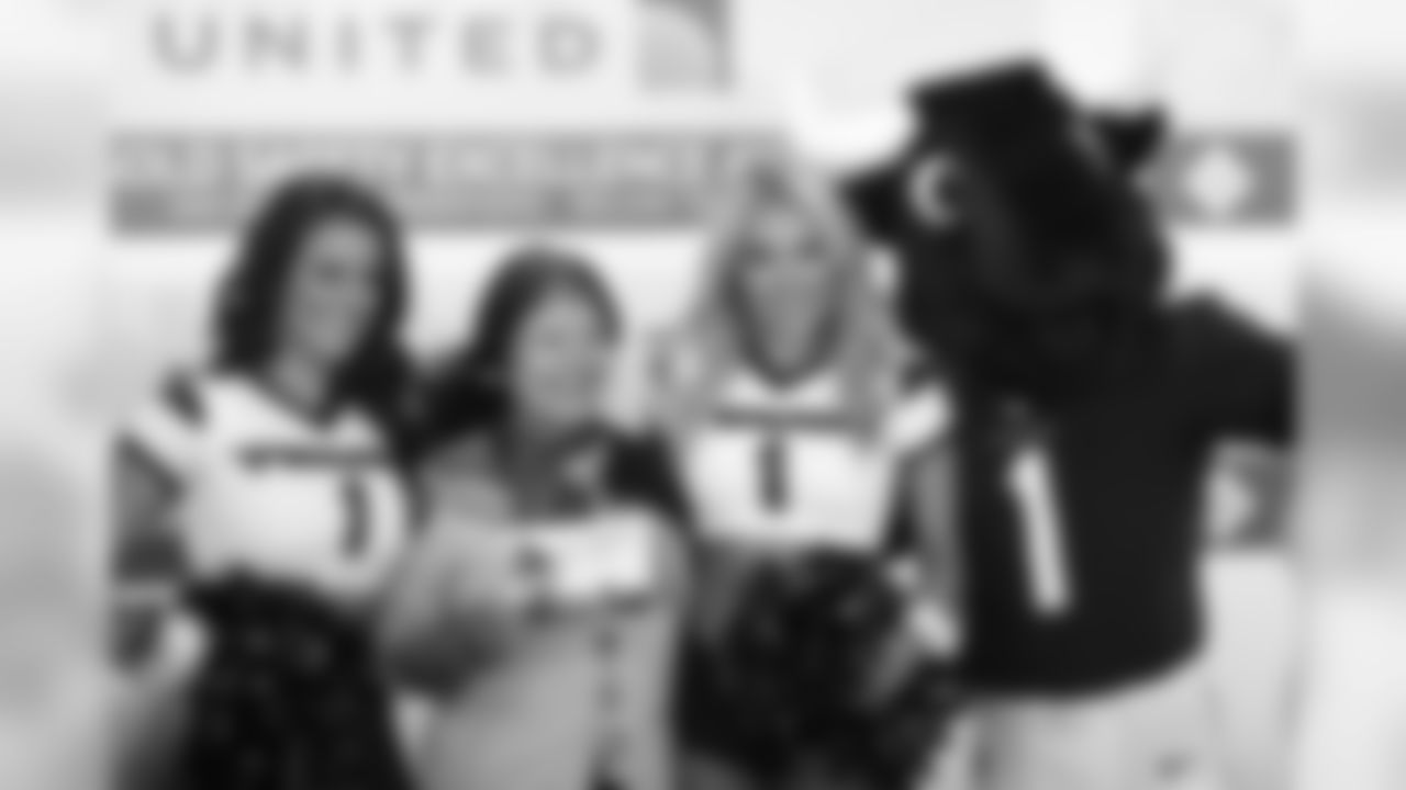An image from the March 21, 2019 corporate development event at IAH in which Texans players, cheerleaders and TORO visited United Airlines workers and participated in airline operational activities.