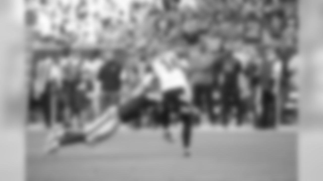 7 tackles, 1 TFL, 1 QB hit
"He's a great player. He makes you honest every play, every snap in the first, second, third and fourth quarter."-Cincinnati offensive tackle Marshall Newhouse