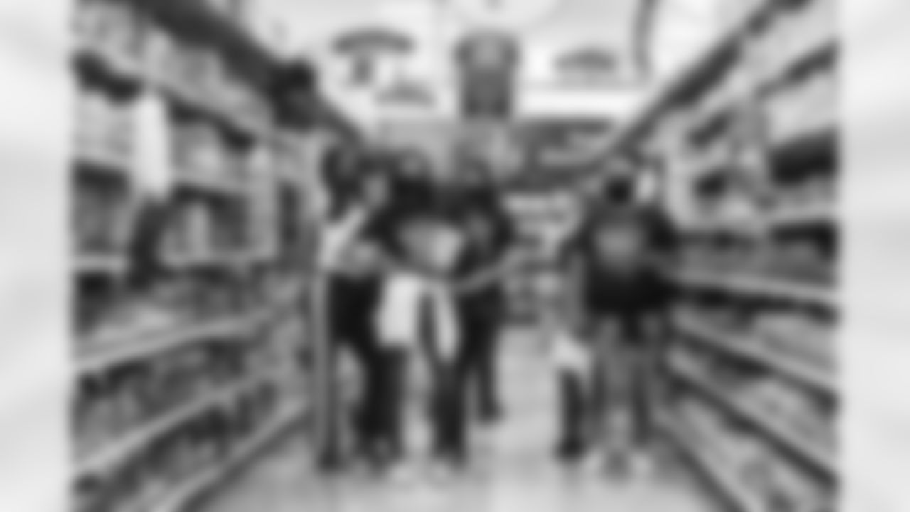 An image from the May 18, 2021 CD Huddle Against Hunger Kroger event in Houston, TX.