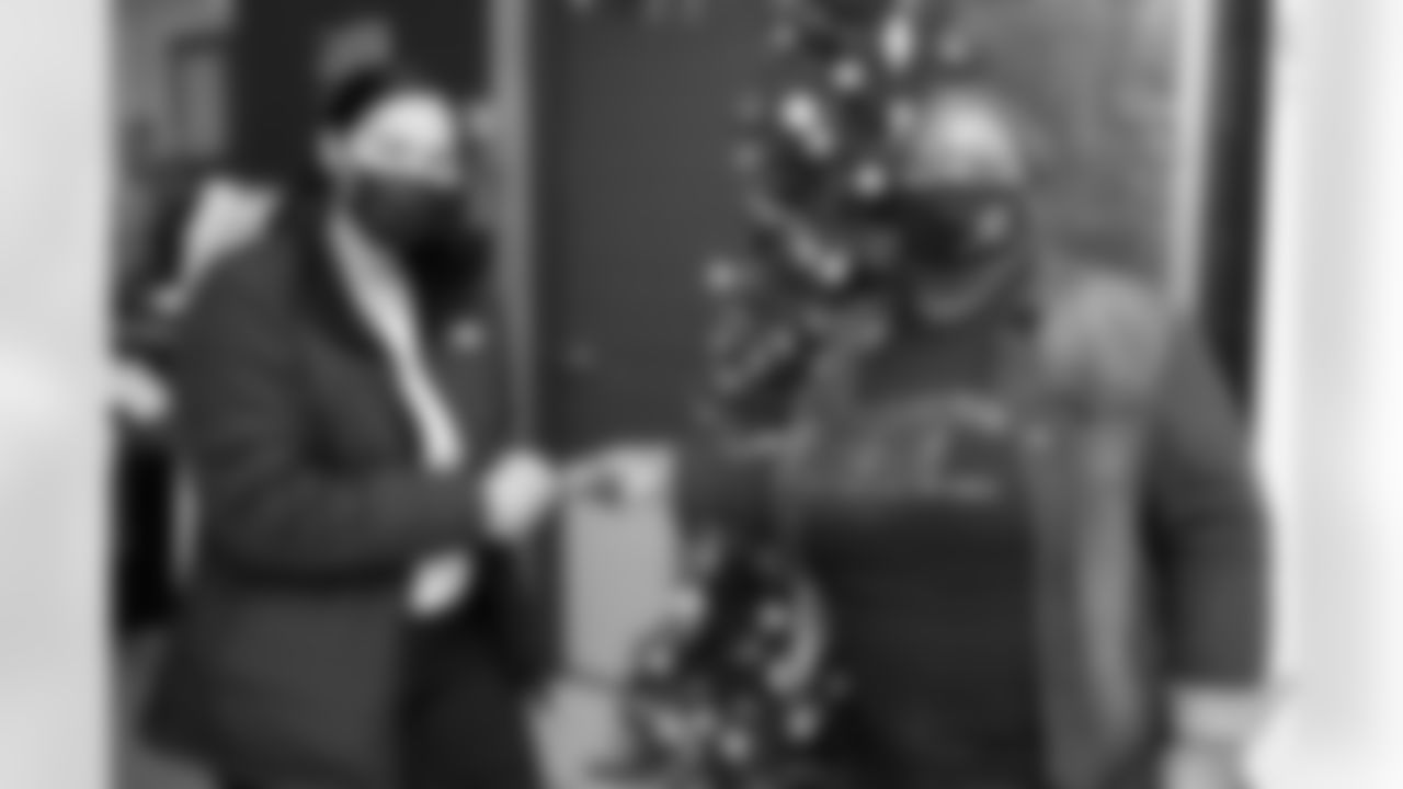 An image from Tyrod Taylor's holiday event in Houston, TX on Dec. 21, 2021.