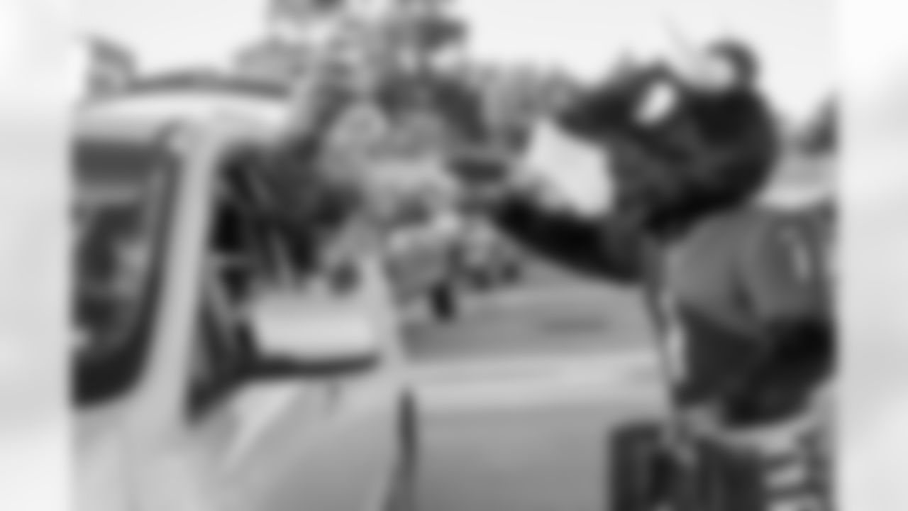 0043_TexansUSOThanksgiving_111920_MCW