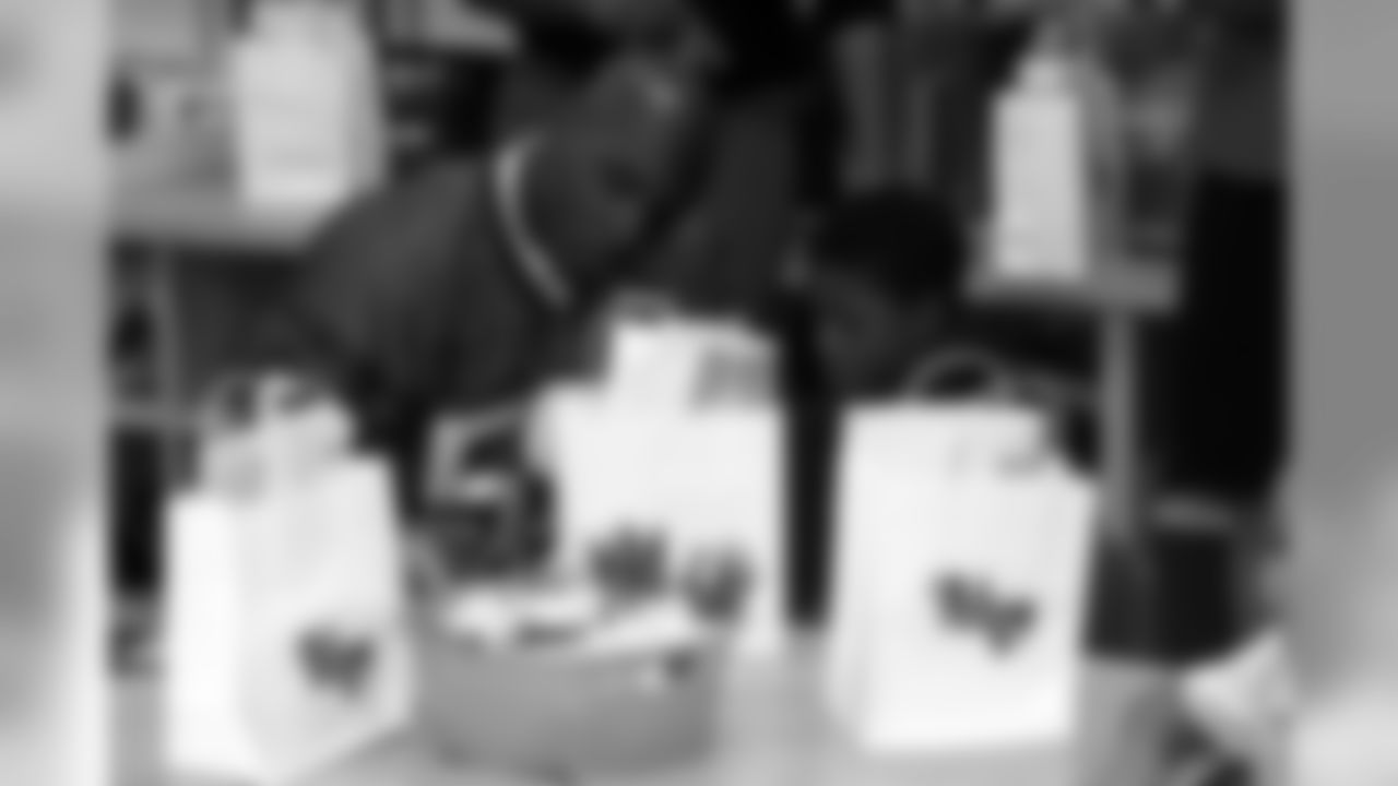 "Take a Texan to School Day" with DeMeco Ryans