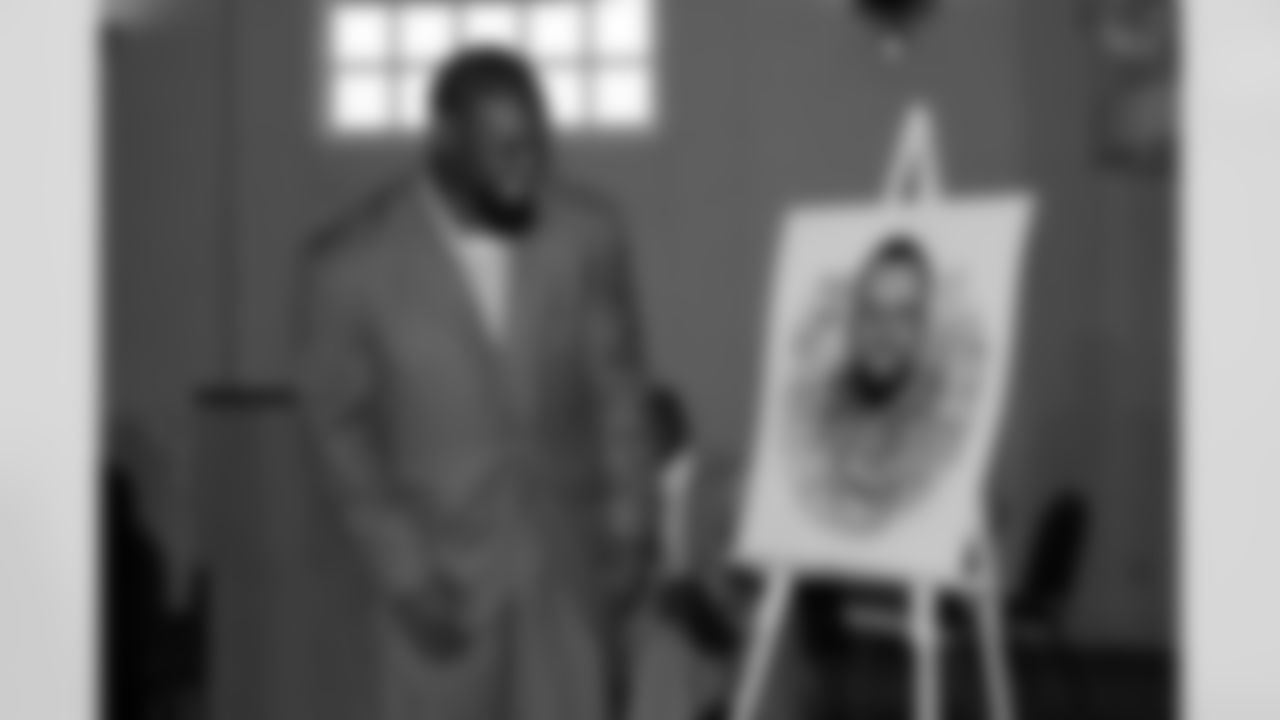 Green laughs at his caricature.