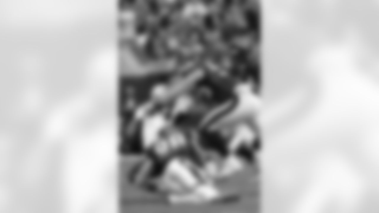 Barwin, Cushing tackle Texans_MW_0445