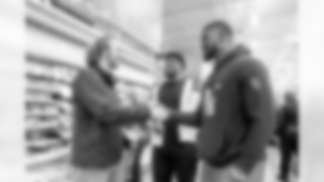 2022_1121_CorporateDevelopment_TexansThanksgivingHEB_0014