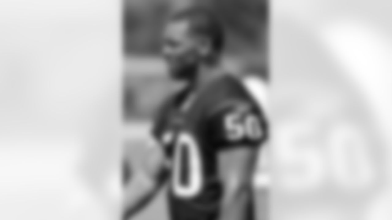 Linebacker Darnell Bing