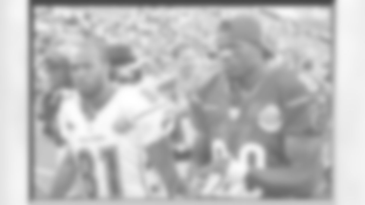 'Dre congratulates Torry Holt after his terrific performance.